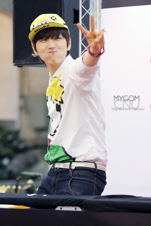 kpopthighsandtushes:   ohmygoodnessyouaresocutejustgetoverhereandletnoonaloveyoudown.