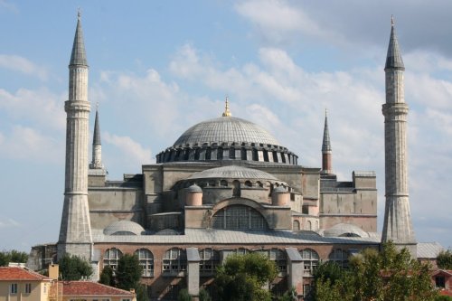 architectura:  Hagia Sophia is a former Orthodox patriarchal basilica, later a mosque, and now a museum in Istanbul, Turkey. From the date of its dedication in 360 until 1453, it served as the Greek Patriarchal cathedral of Constantinople, except