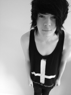 w0nd3ringinw0nd3rl4nd:  omfgg, wow, he is