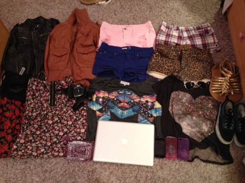 whoregeous:  slutt-city: whoregeous:  MASSIVE HIPSTER GIVEAWAY!  Since summers coming up, my friend 