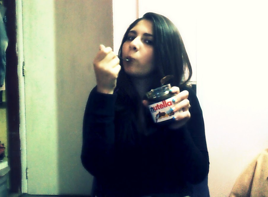 esraroelamorr:  Hola, esta soy yo con mi tarrito de Nutella ♥ no soy muy linda