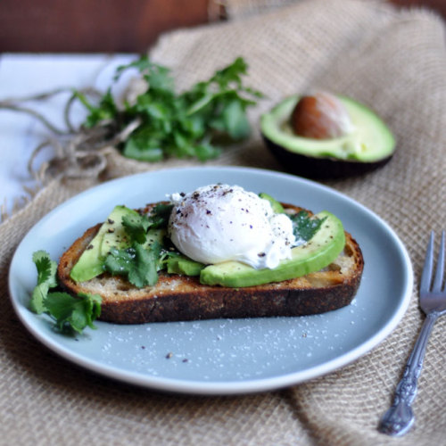 gettingtomygoalweightby2012:  Toast with avocado, black pepper, parsley and poached egg.