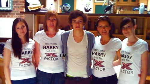 onedirectaddiction:  Here is a pic of Harry with his sister, Aunt, him, mum and his