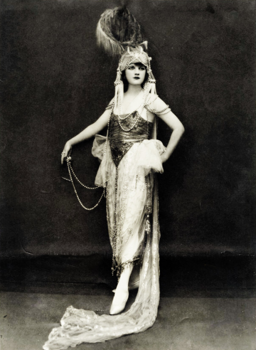 lacyceleste:  Ziegfeld follies showgirl Jessie Reed photographed by Edward Thayer Monroe 1920’s. 