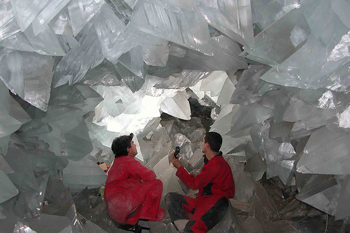 amethystvisions:  The Giant Crystal Cave of NaicaIt’s 50oC and has a humidity of