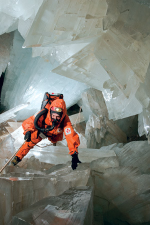 amethystvisions:  The Giant Crystal Cave of NaicaIt’s 50oC and has a humidity of