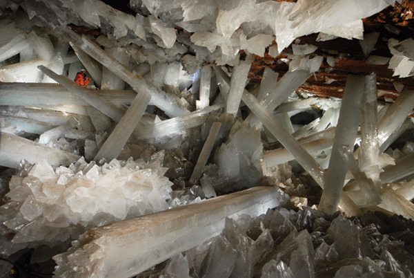 amethystvisions:  The Giant Crystal Cave of NaicaIt’s 50oC and has a humidity of