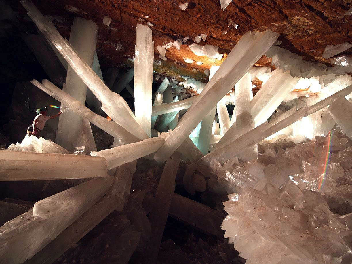 amethystvisions:  The Giant Crystal Cave of NaicaIt’s 50oC and has a humidity of