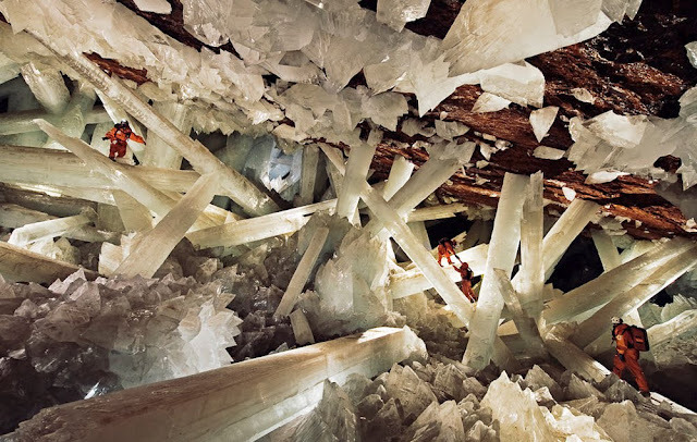 amethystvisions:  The Giant Crystal Cave of NaicaIt’s 50oC and has a humidity of
