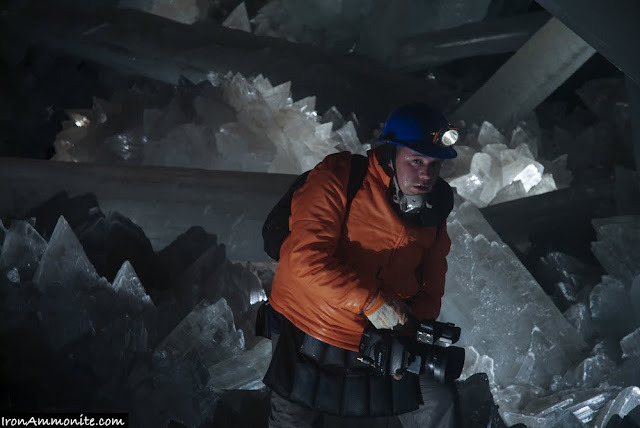 amethystvisions:  The Giant Crystal Cave of NaicaIt’s 50oC and has a humidity of