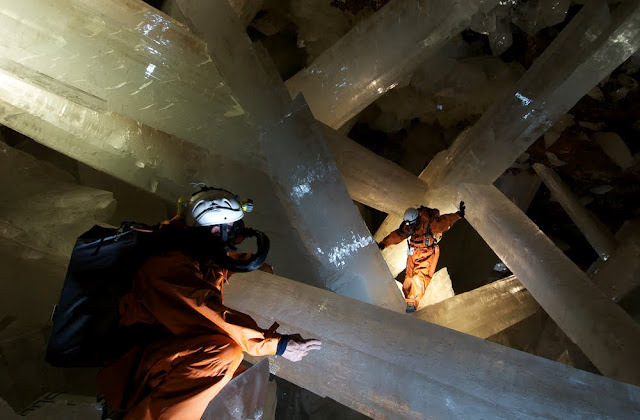 amethystvisions:  The Giant Crystal Cave of NaicaIt’s 50oC and has a humidity of