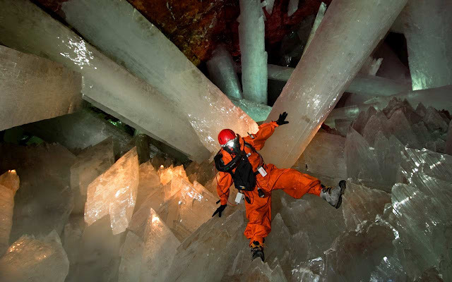 amethystvisions:  The Giant Crystal Cave of NaicaIt’s 50oC and has a humidity of