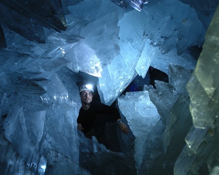 amethystvisions:  The Giant Crystal Cave of NaicaIt’s 50oC and has a humidity of