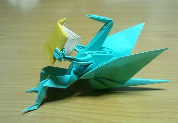 maspro:  piro234:   わーい、読書をたしなむ鶴折れたよー！ on Twitpic