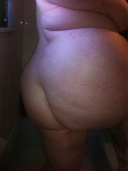 scarlettbbw:  Good morning!! Enjoy my big ass :)  Repost and get me to 400 followers please! 