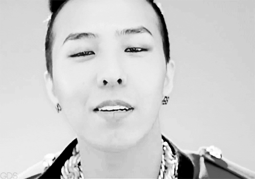 gdragonswag:  A kiss from our leader. 