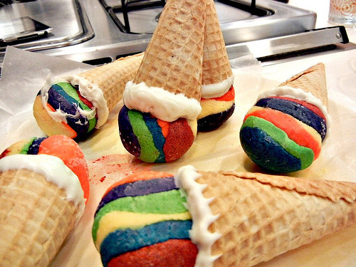 charxxamie:  thecakebar:  cone cake bites! (tutorial/recipe)  Fuck yes. 