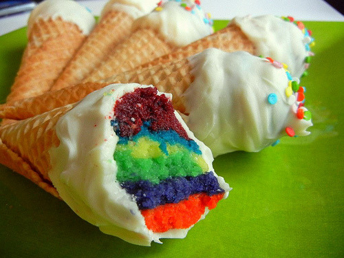 charxxamie:  thecakebar:  cone cake bites! (tutorial/recipe)  Fuck yes. 