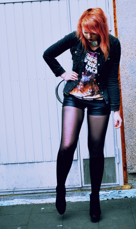 (via ** intergalactic radio station **: &amp; in the night the lights went out)
