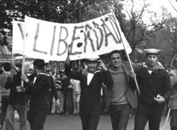 25 de Abril de 1974 - Revolução dos Cravos * Faz hoje 38 anos. Obrigada &ldquo;Capitães de Abril&rdquo; por conseguirem a nossa Liberdade!&ldquo;Ontem apenasfomos a voz sufocadadum povo a dizer não quero;fomos os bobos-do-reimastigando desespero.Ontem