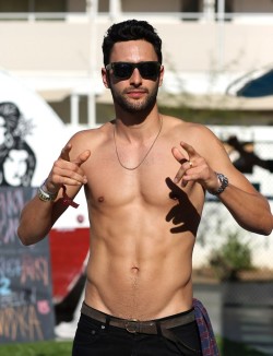 yellowasian:  Noah Mills | Coachella, 4.14 