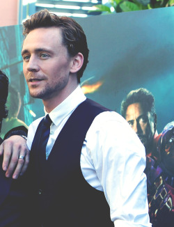 stereolights:  popyawhitecollarsup:  livin-la-vida-lokiii:  I GOT KIND OF SCARED WHEN I FIRST SAW THIS BECAUSE I THOUGHT HIS ARM WAS JOINED BETWEEN THE PICTURES AND I THOUGHT ‘OH SHIT TOMS BROKE THE INTERNET’ AND THEN I REALISED..  HOLY SHIT ME TOO