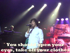 tomlinsonslut:  accio0nedirection:  Harry changing the lyrics to Save You Tonight in Wellington and getting abused for rupturing hundreds of girl ovaries in the process. (x)  oh my god they threw stuff at him AHAHA 