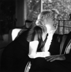  Marilyn during the filming of Some Like It Hot with Arthur Miller. 