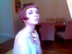 ginger-pixie:  Finals stress has caused me to chop off more hair. I think it looks okay. I’ve definitely got the 20’s vibe going on. I could do Flapper style, for sure.  Also, I am looking more and more like my mom did when she was in college. *eeeep*