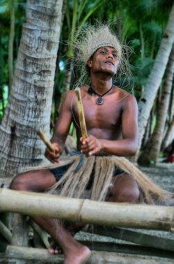 pinoy-culture:An Aeta man playing traditional