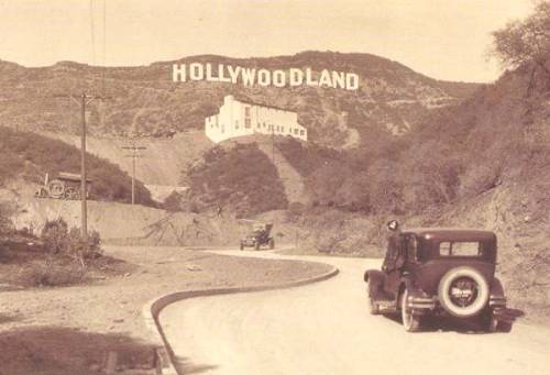 In 1923, Mark Sennett, Harry Chandler, and the Los Angeles Times put up the “Hollywoodland&rdq