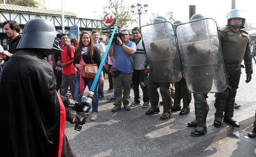 jaidefinichon:  No se que es mas estupido… Que Darth Vader pelee contra los Pacos…