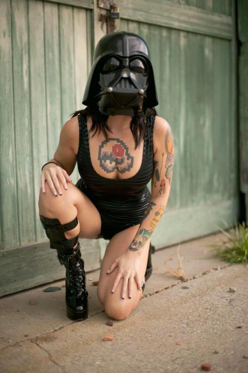 ohmygodbeautifulbitches:  Pretty Poison 