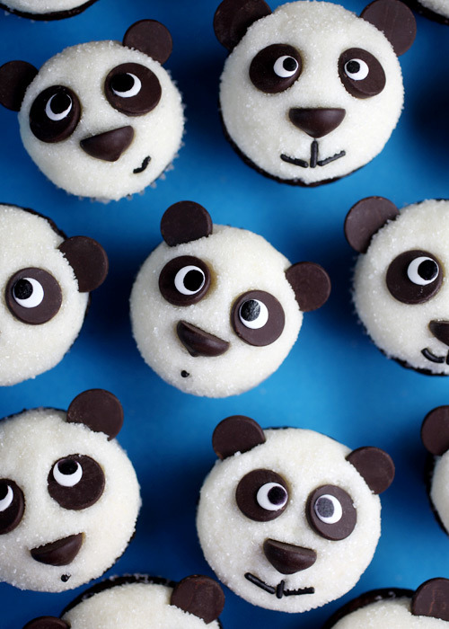 gastrogirl:  easy little panda cupcakes. 