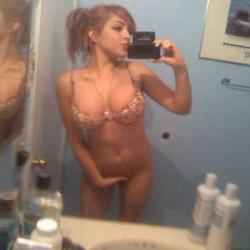 smashtheflash:  Selfshot Naked Girls showing