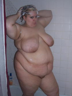 garyplv:adiposeinfatuation:gotta love fat girls in the shower   √