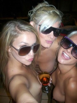 smashtheflash:  Selfshot Naked Girls showing