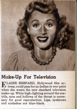 Ces photos représentent le maquillage que devaient porter les premières personnes qui apparaissaient à la télévision, la technologie de l’époque (1930-1940) manquait énormément de contraste et n’était pas capable de restituer certaines couleurs,