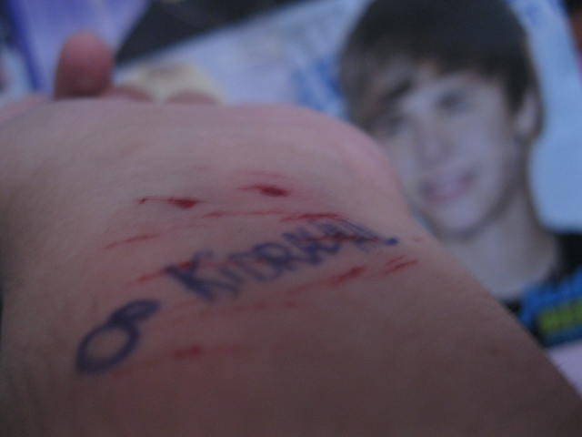  PROJETO: ANJOS NÃO SE CORTAM Um jeito que eu encontrei para ajudar todas as Belieber