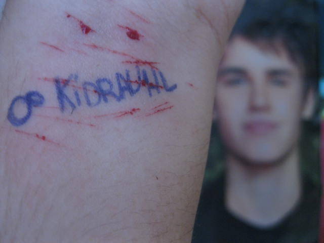  PROJETO: ANJOS NÃO SE CORTAM Um jeito que eu encontrei para ajudar todas as Belieber
