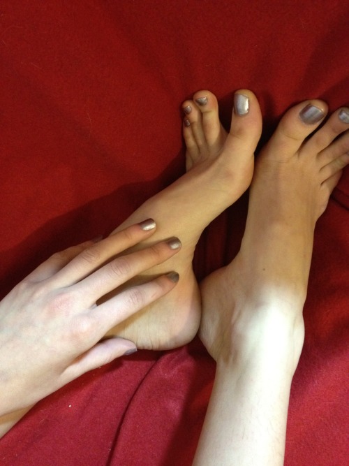 erinsfetish:  long toes and high arches 