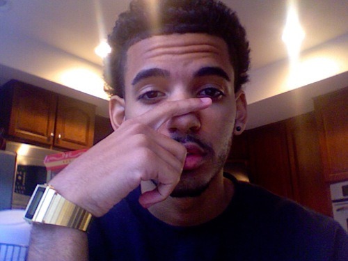 bestofdomo:  Doesn’t he look like drake a little bit or is it just me? 