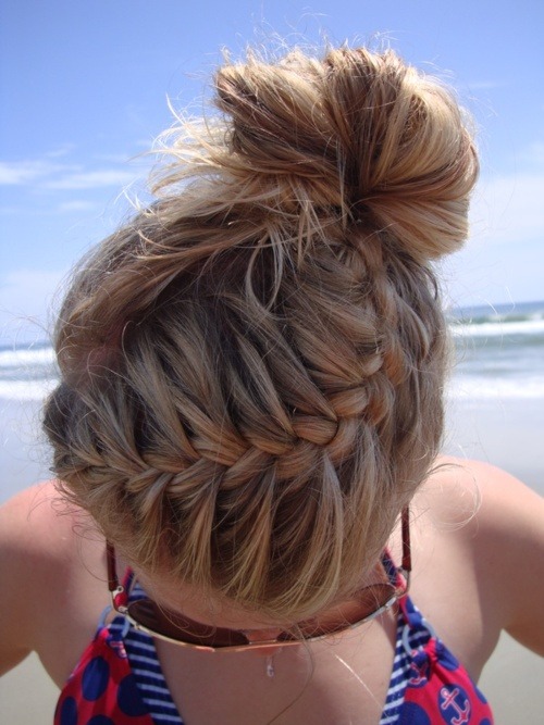 tanned-and-blonde:   rainbow-f-i-s-h:  ☼  Tired of not having enough summer on your dash? Follow me: tanned-and-blonde for summer all the time and ask me to check out your blog! 