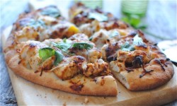 prettyfoods:  Tandoori Chicken Naan Pizza (via