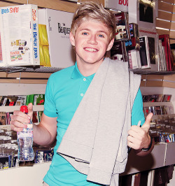 guydirectioners:  Niall out shopping. 