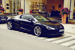 onedirectionspam:   Harry Styles’ new £100,000 Audi R8 Coupe.  Dying… They all own the cars I love *sigh* 