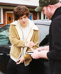 zaynlovesithard:  Man: can you sign this for Patrick I mean patrisha. Harry: is this for? Man: me I mean my wife. Harry: -writes his number down-