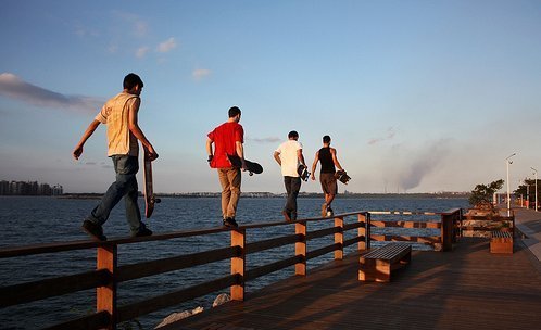  Ser amigo e compreender erros e defeitos, rir, chorar, dividir problemas e alegrias. Ser amigo e dizer a cada instante . Conta comigo pra tudo. (sands) 