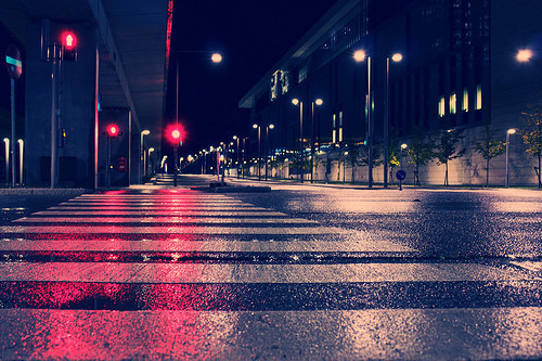  Me encantan las calles de noche siendo barridas por las luces de los semáforos, alternándose en rojo, amarillo y verde ♥ es simplemente… hermoso c: 