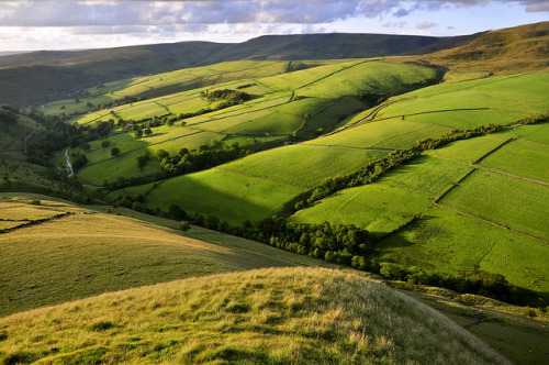 sapphire1707:Green slopes below Kinder by keartona on Flickr.